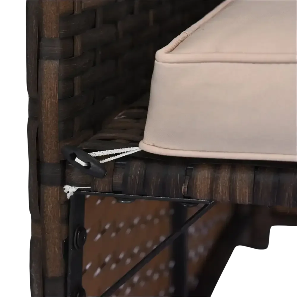 Sofá de exterior en mimbre con asiento beige acolchado