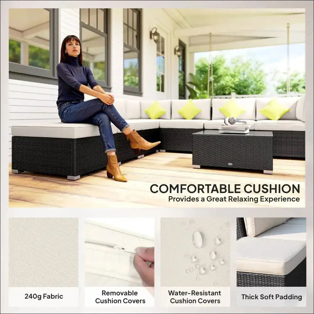 Sofá esquina de ratán negro exterior con cojines blancos y almohadas verdes